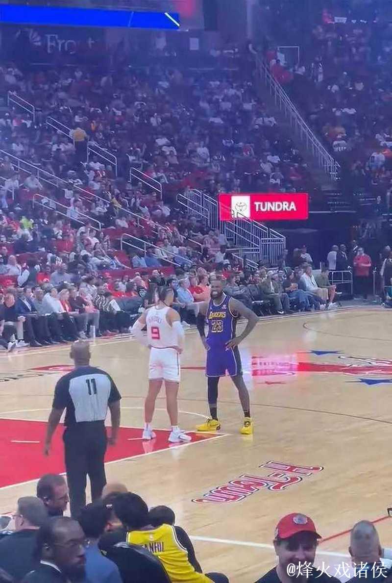 湖人比赛暂停时狄龙与詹姆斯对视引发热议 湖人比赛暂停时狄龙与詹姆斯对视引发热议